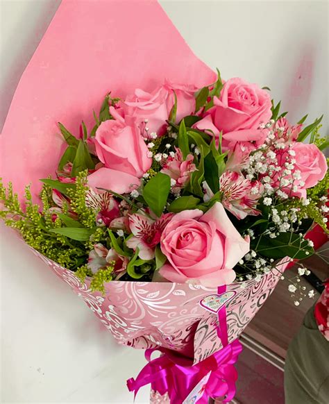 BUQUÊ DE 10 ROSAS COR DE ROSA Ana Floricultura