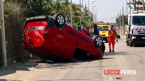 Impatto All Incrocio Furgone Sfonda Il Muro Di Una Villetta E Poi Si