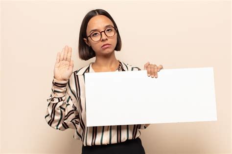 Mujer Latina Joven Que Parece Seria Severa Disgustada Y Enojada