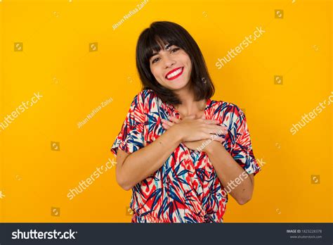 Fotos De Mujer Latina Fondo Amarillo Fotos Im Genes Y Otros Productos Fotogr Ficos De