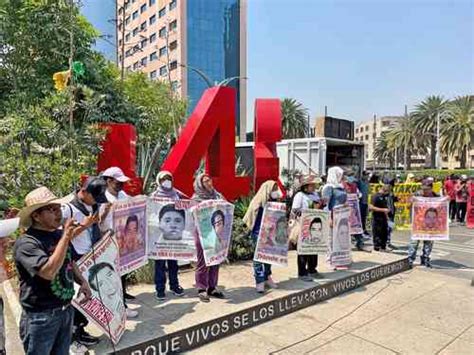 La Jornada Familiares De Los 43 Normalistas Convalidan Apoyo A Sus