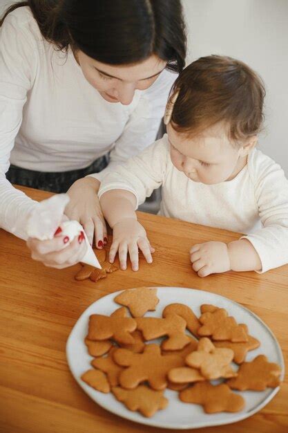 Linda Hijita Y Madre Decorando Galletas De Jengibre Navide As Con