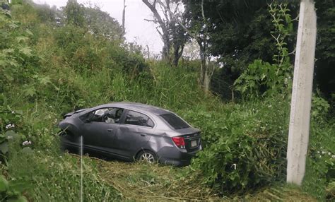 Conductor Pierde El Control Y Colisiona Con Poste En Carretera Tierra