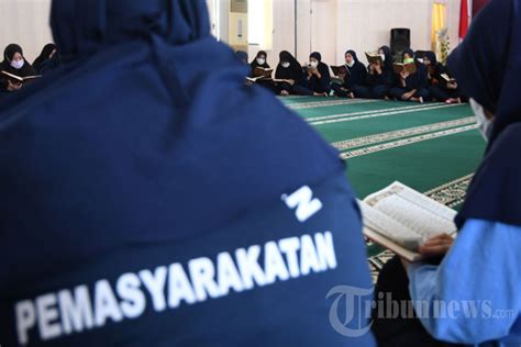 Tadarus Al Quran Warga Binaan Lapas Perempuan Kelas IIA Malang Foto 3