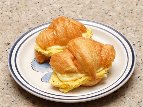 How to Make an Egg and Cheese Croissant Sandwich: 15 Steps