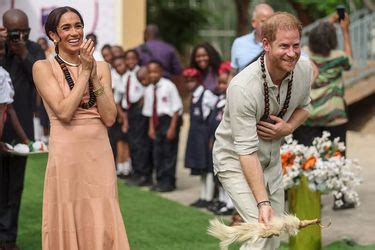 Meghan Markle Se Burla De La Familia Real Con Un Vestido En Nigeria