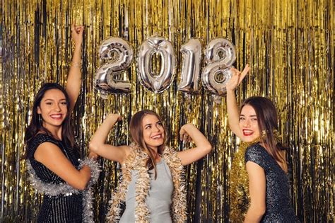 Fête Du Club Du Nouvel An Avec Des Filles Célébrant Photo Gratuite