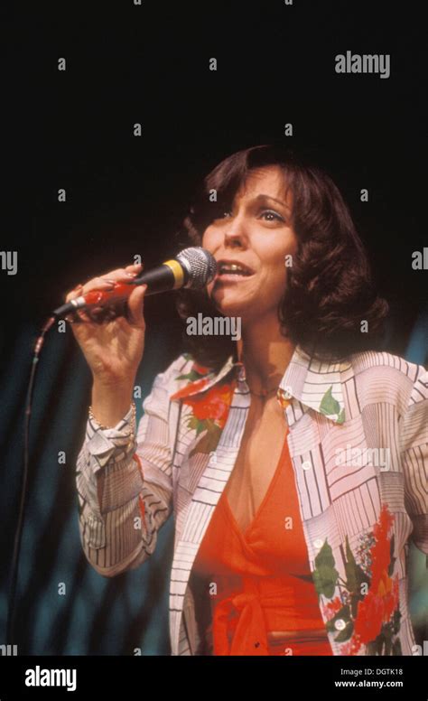 Karen carpenter 1983 hi-res stock photography and images - Alamy