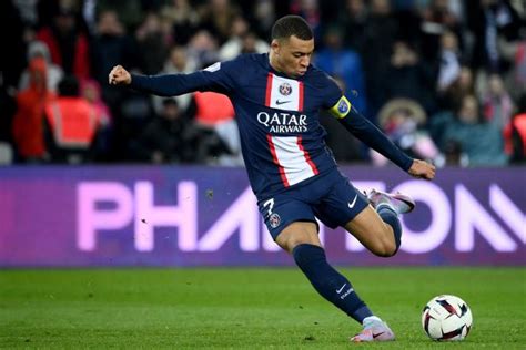 PSG president urges Mbappé to sign new contract