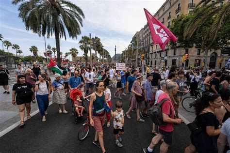 Miles De Personas Claman En Barcelona Contra La Masificaci N Tur Stica