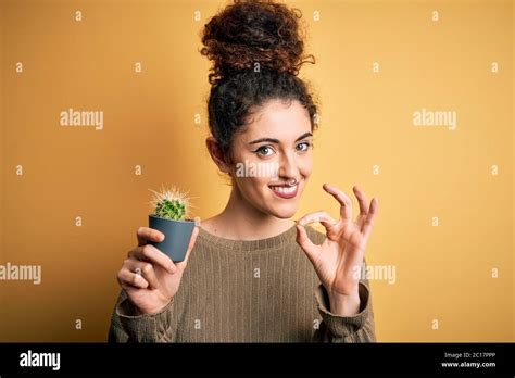 Joven Hermosa Mujer Con Pelo Rizado Y Perforaci N De La Maceta De