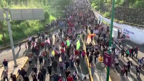 Watch Al Rojo Vivo Highlight Migrantes Rompen Bloqueo Policial En