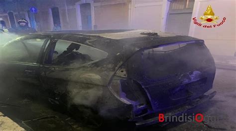 Fiamme Nella Notte Brucia Una Mercedes Danneggiate Altre Due Auto