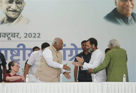 Amid high praise for Sonia as ‘guiding light’, Kharge takes over as new ...