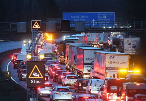 Rheinbr Cke L Ngere Staus Nach Sperrung Auf Der A