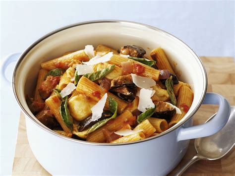 Pasta Mit Aubergine Tomaten Und Mozzarella Rezept Eat Smarter