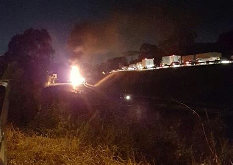 Carreta Pega Fogo E Interdita A Br Em Campo Largo