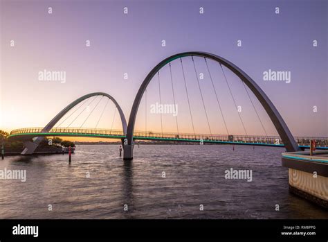 Elizabeth Quay Bridge In Der Nacht Stockfotos Und Bilder Kaufen Alamy