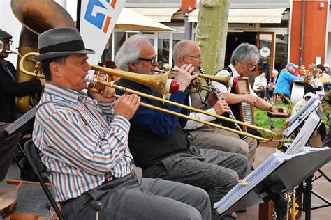 Bands Bringen Zum Fr Hlingsfest Stimmung Nach L Rrach L Rrach