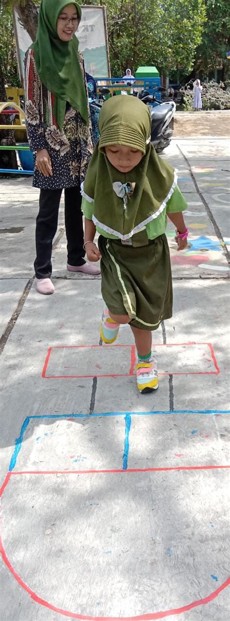 Permainan Tradisional Engklek Mengembangkan Fisik Motorik Anak Usia Dini