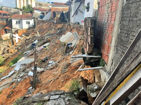 Moradores cobram recuperação das casas destruídas após queda de muro