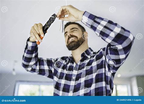 Retrato De Un Electricista Feliz Trabajador En El Trabajo Foto De