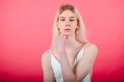 Joven Gay De A Os Con Maquillaje Aislado En Un Retrato De Estudio De Fondo Coloreado Gente