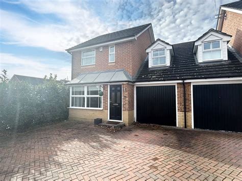 3 Bed Link Detached House For Sale In Hallbrooke Gardens Binfield