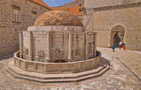 Dubrovnik Old Town Main Street Stradun With Onofrio S Fountain