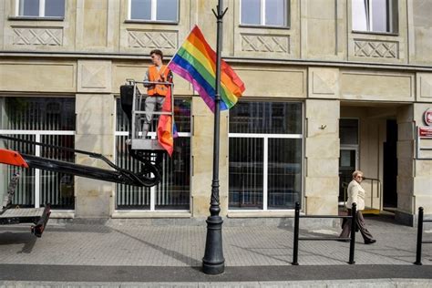 Poznań pierwszym miastem w Polsce w którym na ulicach wiszą tęczowe