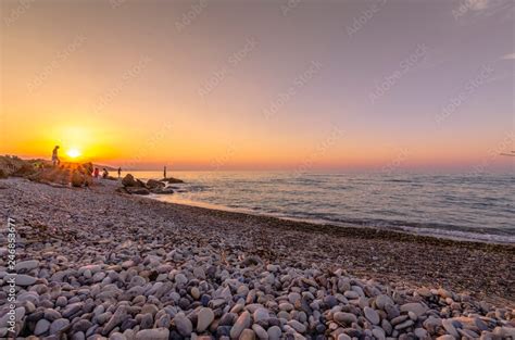 Bellissimo Paesaggio Marino Con Spiaggia Di Sassi Al Tramonto Stock