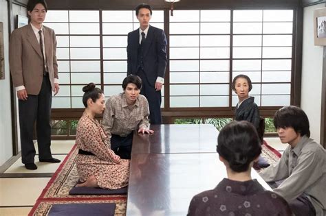 連続テレビ小説「虎に翼」第64話。（左から）大庭梅子（平岩紙）佐田寅子（伊藤沙莉）猪爪花江（森田望智）は営業を再開した「竹もと」に集まり（c