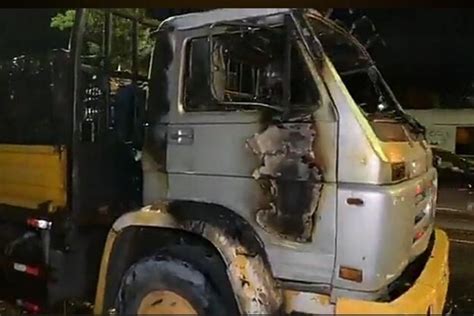 Caminhão fica parcialmente destruído após incêndio em cabine Veja