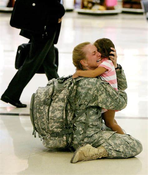 23 Touching Photos Of Soldiers Returning Home From War That Will Make