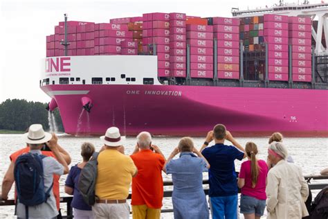 Container Riese One Innovation Trifft Erstmals In Hamburg Ein