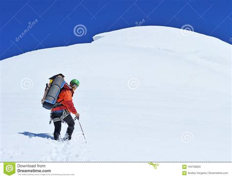 多雪的山顶的登山人 编辑类库存照片 图片 包括有 有效地 搜寻 室外 航空 能源 强大 冒险家 104736833