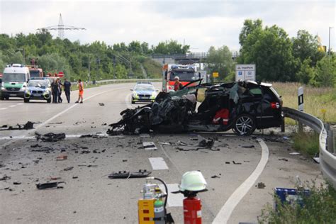 T Dlicher Unfall In Bayern Junger Autofahrer Kracht Frontal In Lkw Und