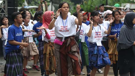 FOTO Bersarung Muda Mudi Meriahkan Festival Sarung Indonesia 2019