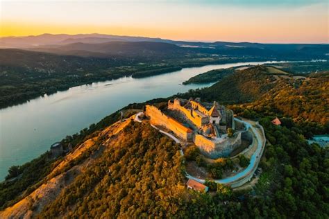 Vista A Rea Sobre O Castelo De Visegrad Na Hungria Perto Do Rio Dan Bio