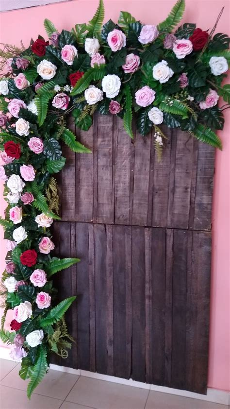 Estibas Recicladas Con Decoraci N En Flores Artificiales Como Fondo