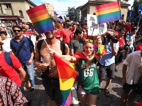 Il Gay Pride Invade Il Centro Di Bologna CorrierediBologna It