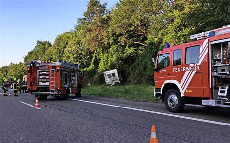 Schwerer Verkehrsunfall Wohnmobil landet in Waldstück Neuenburg