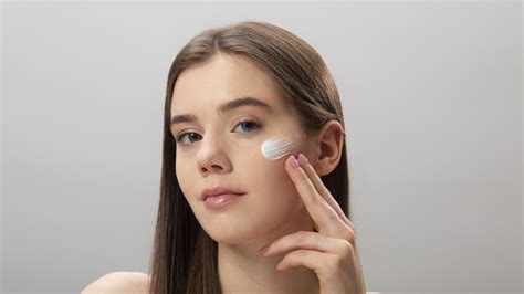 Sudah Pakai Makeup Dengan SPF Apakah Masih Perlu Gunakan Sunscreen Ini Faktanya Hot