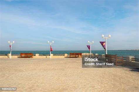 tempat terbuka  duduk  melihat pantai foto stok  gambar