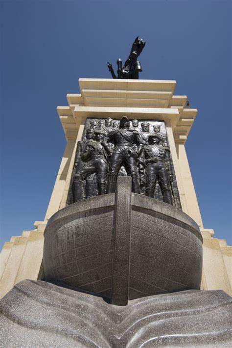 Plaza De La Ciudad De Pisco Con El Monumento Al General San Martin En