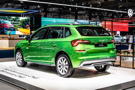 Skoda Kamiq Cng De Color Verde Met Lico En El Show De Motor De Bruselas