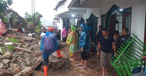 Hujan Deras Sejumlah Lokasi Di Padang Panjang Alami Banjir Dan Longsor