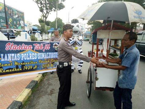 Sat Lantas Polres Simalungun Bagi Takjil Gratis Pada Masyarakat