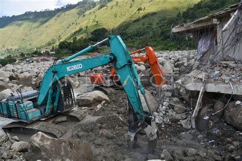 Pencarian Korban Bencana Tanah Longsor Di Humbahas ANTARA Foto