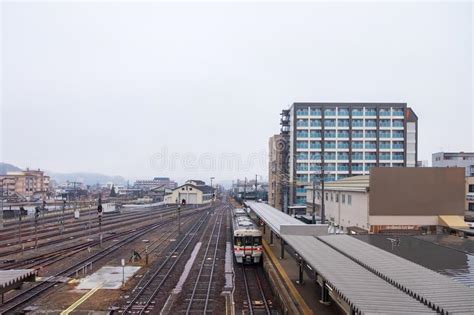 Varias Pistas De Ferrocarril De La Estaci N Que A Trav S De La Ciudad